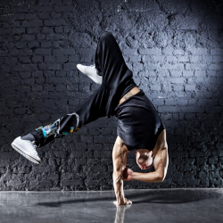 Танцовщик в уличной труппе